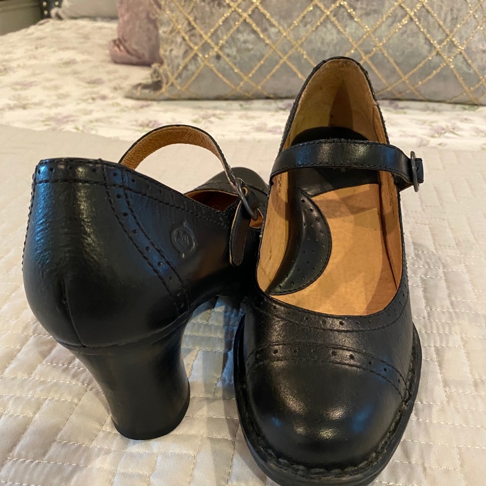 Born black leather Mary Jane’s sz 8